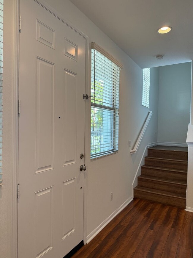Building Photo - 2 Bedroom, 2.5 Bath Tri-level townhouse in Signal Hill
