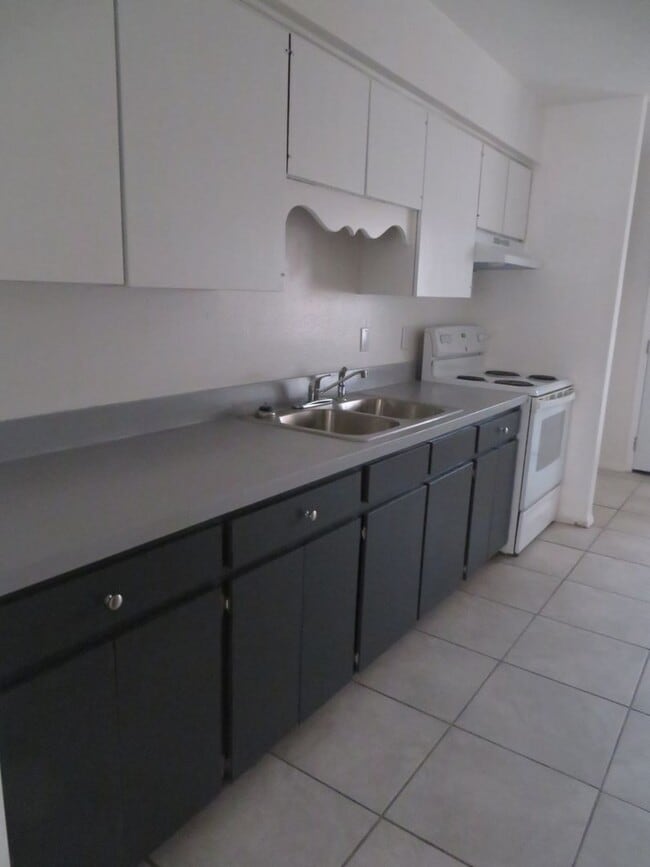 Building Photo - 3 Bedrooms 1 Bath Apartment FOR RENT