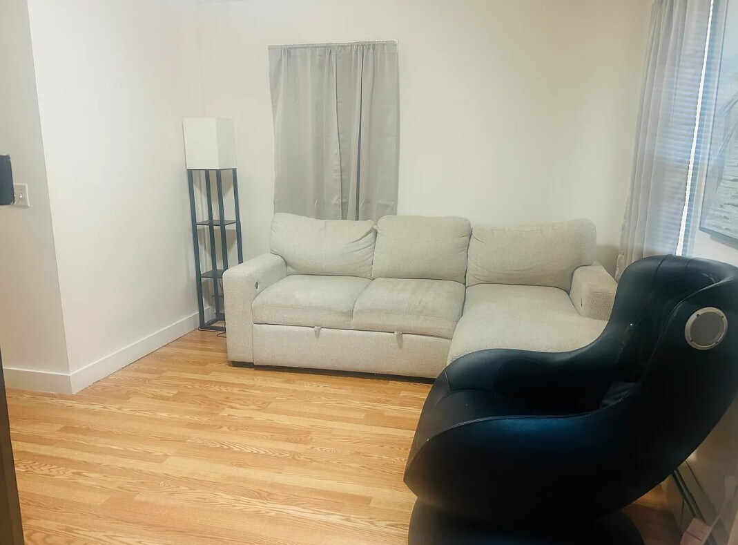 Building Photo - 858 Lower River Rd