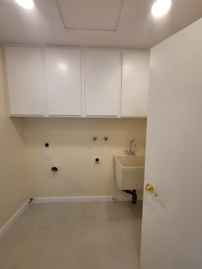 Building Photo - 462 Avenida Adobe