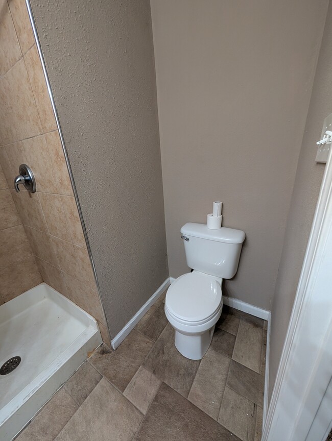 Building Photo - 516 NE Twiss Ave