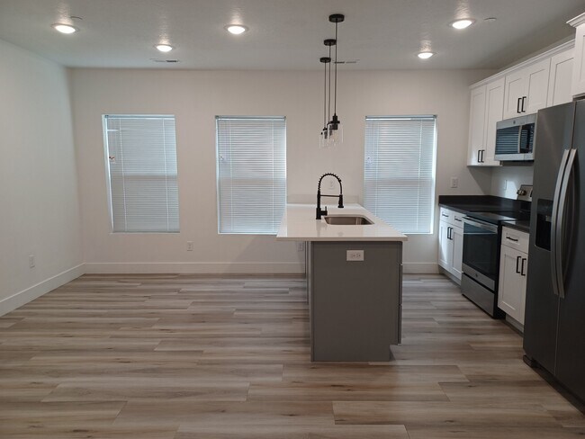 Building Photo - 815 W 100 S