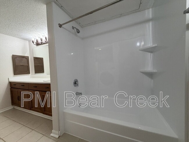 Building Photo - 3045 Walnut Bend Ln