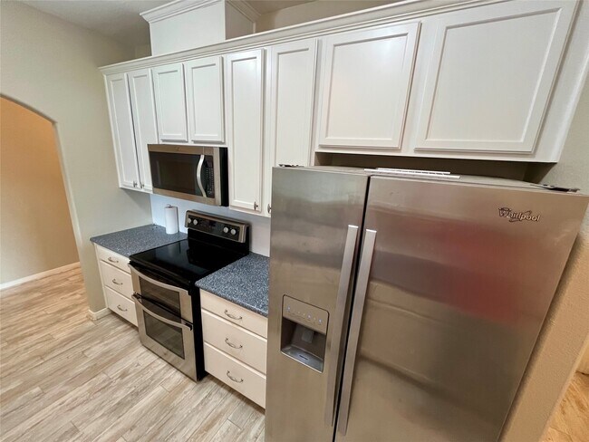 Building Photo - 9311 E Lakeside Dr