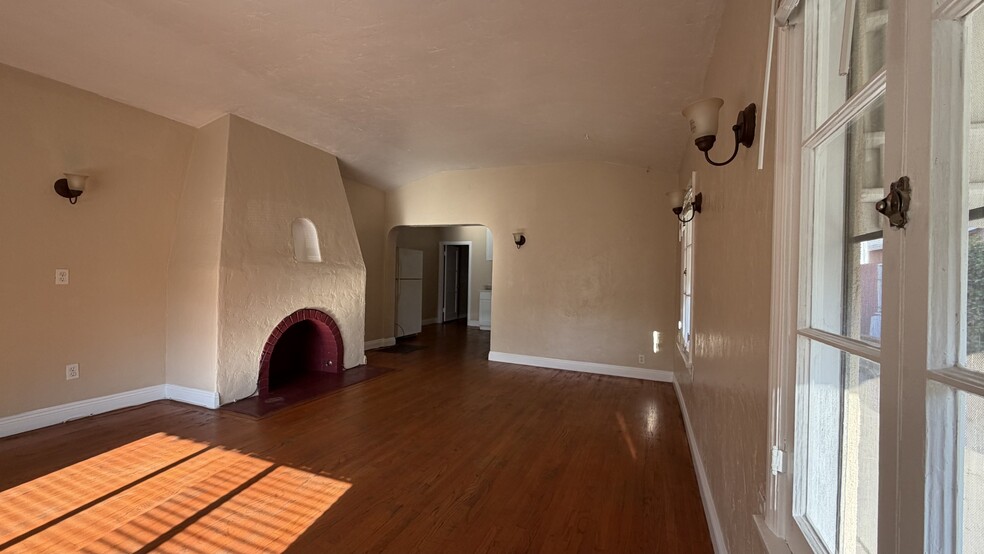 Building Photo - 1034 S 4th St