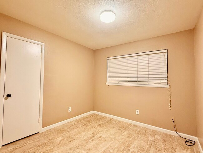 Building Photo - 9610 Crail Dr