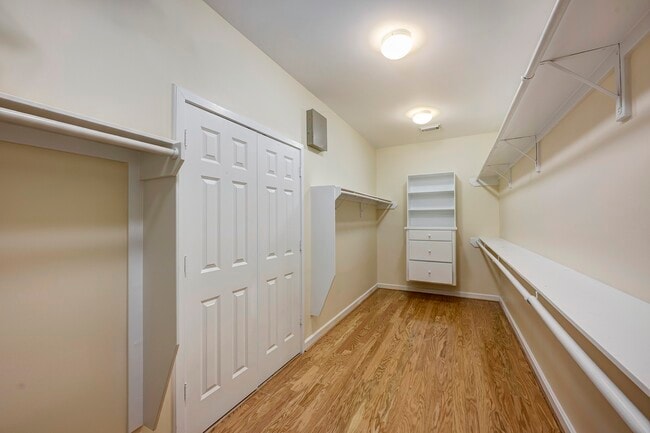 Building Photo - 3107 Greenbriar Dr