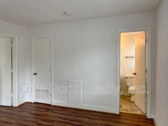 Building Photo - 732 Scotland St