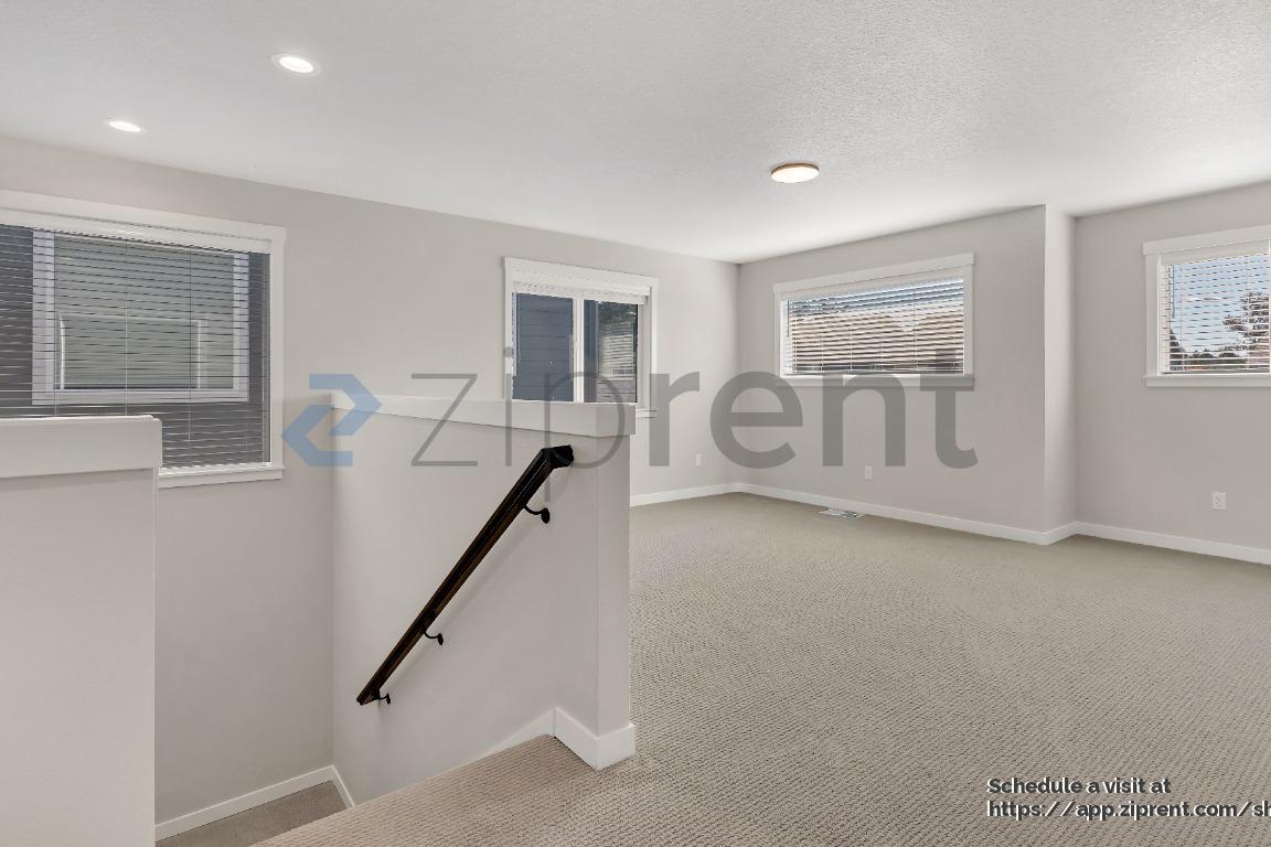 Building Photo - 11781 NW Thelin Ln