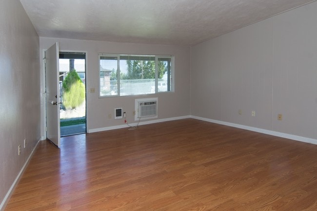 Building Photo - Brass Lamp Apartments