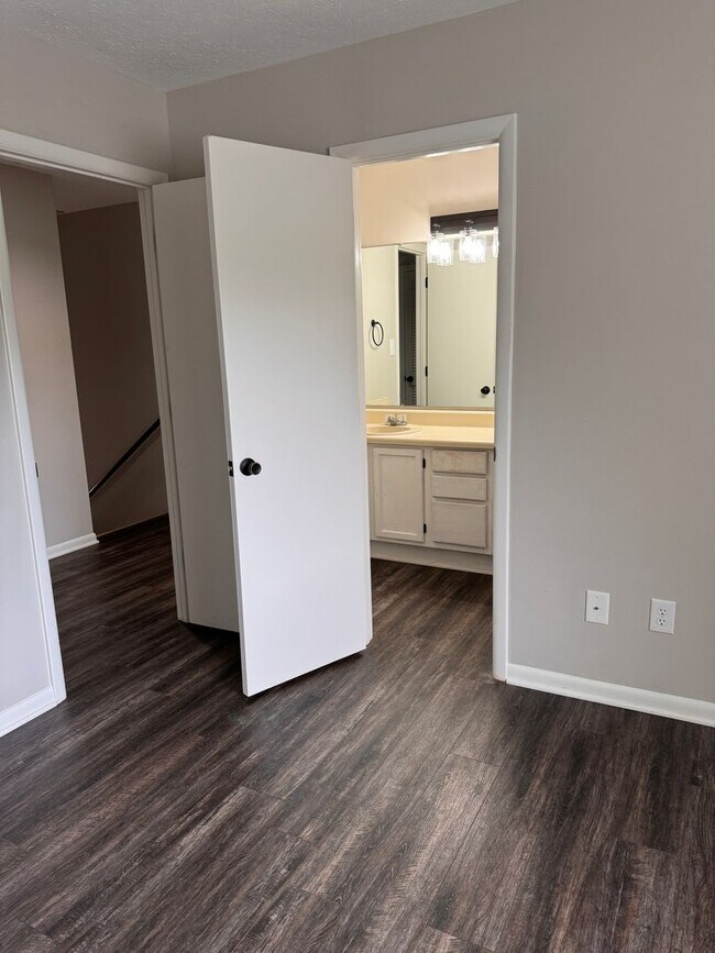 Building Photo - 2 Bedroom || 1.5 Bathroom Townhouse