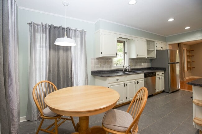 Building Photo - Cottage life in Southern Pines