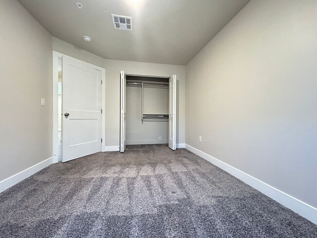 Building Photo - Price reduced!! Fresh and Clean!! 3 bed 2 bath!!