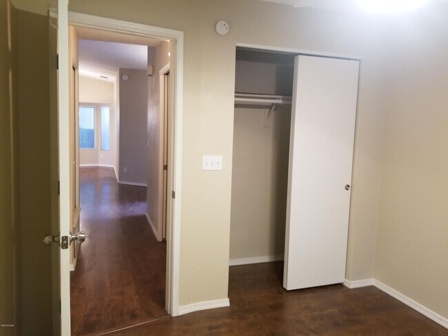 Building Photo - 2617 W Lazybrook Dr