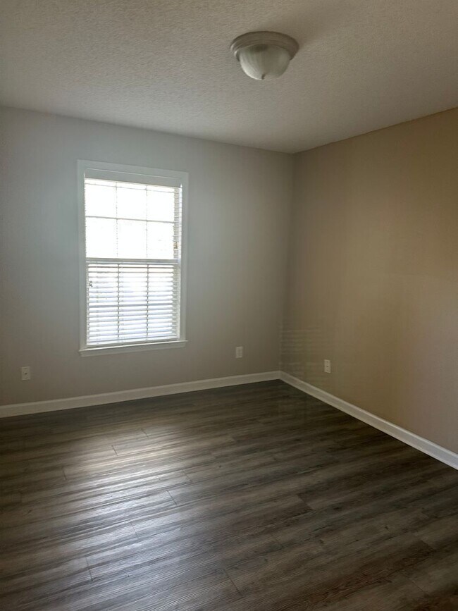 Building Photo - Ivy Glen Condo!