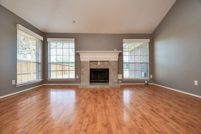 Building Photo - 4622 Forest Home Dr