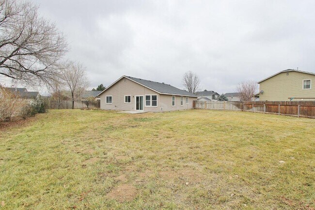 Building Photo - Spacious Single-Level Home on Cul-De-Sac