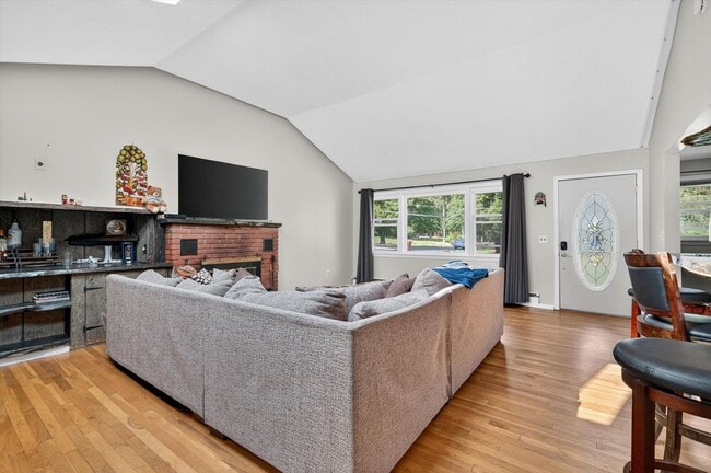 Building Photo - Spacious 4 BR/2BA home corner-lot in Warwi...