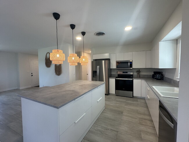 Building Photo - Beautiful 2-bedroom, 2-bathroom in Rotonda...