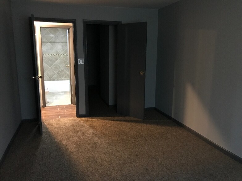 Building Photo - 10037 Walnut Terrace