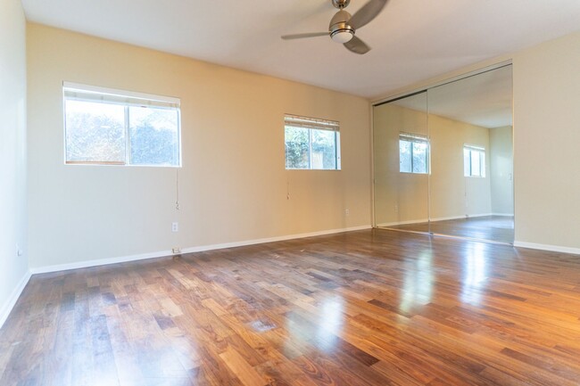 Building Photo - Beautiful 3b2b Home with Private Fenced Ya...