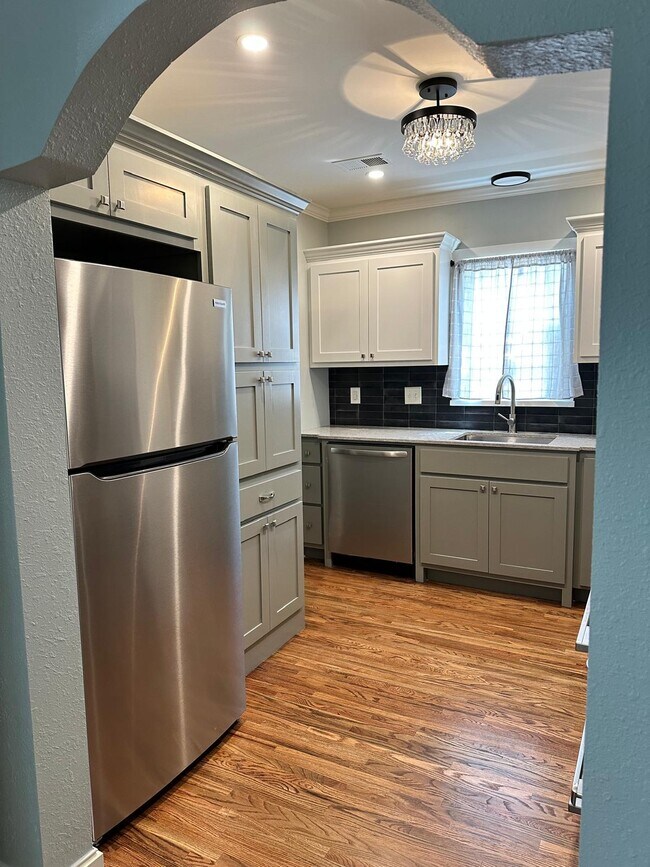 Building Photo - 3134 E 17th St