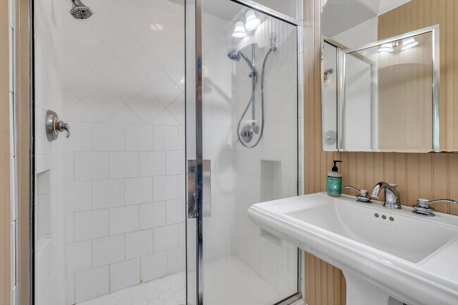 Building Photo - Beautiful Home in Desirable Ardsley Park
