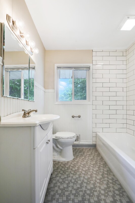 Building Photo - 6332 Xerxes Ave S