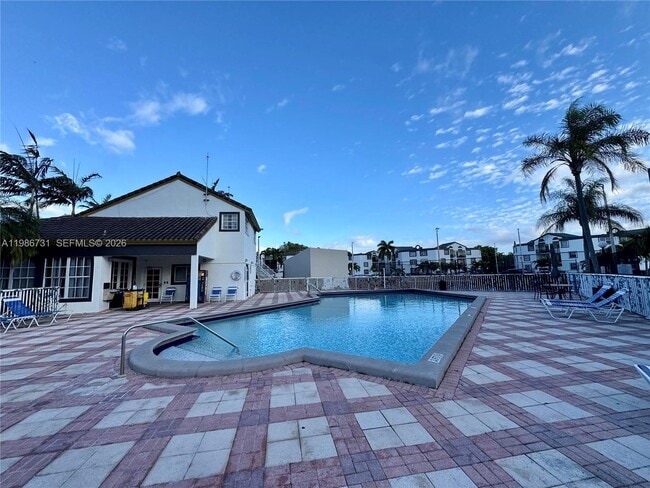 Building Photo - 9731 Fontainebleau Blvd