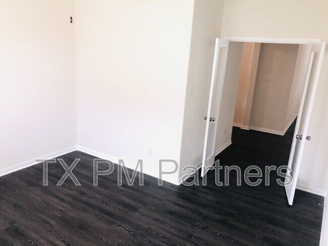 Building Photo - 206 White Wing Ln