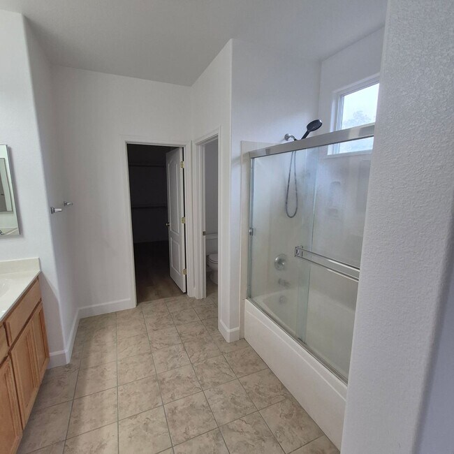 Building Photo - Natomas Home available for Speedy Move in.