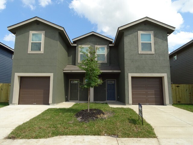 Building Photo - 7042 Lakeview Dr.