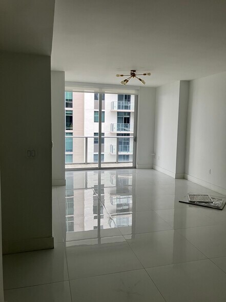 Building Photo - 1010 SW 2nd Ave