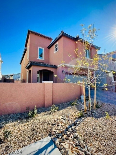 Building Photo - 72 Verde Rosa Dr