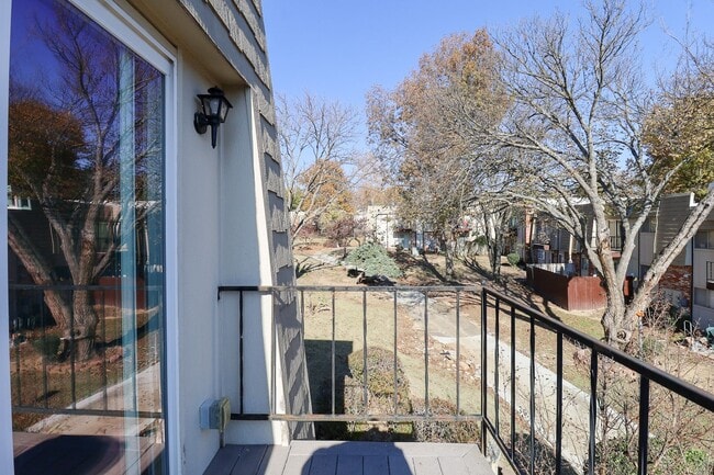 Building Photo - 2 Bed | 2 Bath in Central Tulsa!