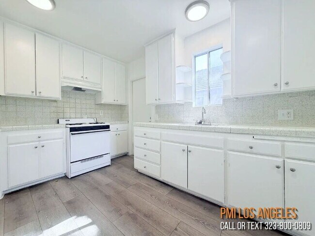 Building Photo - 10565 Camarillo St