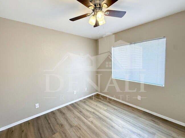 Building Photo - 10921 W Sells Dr