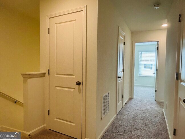 Building Photo - 403 Kings Cross Wy