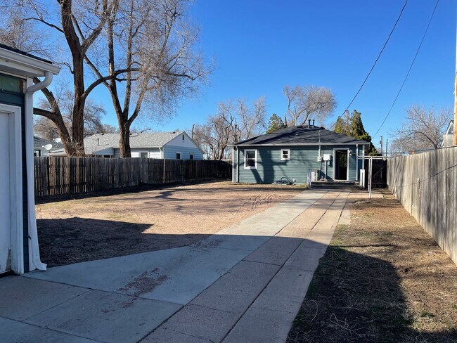Building Photo - Adorable 2 Bedroom, 1 Bathroom Home with Huge Fully fenced Yard and detached garage, Move-In Ready!