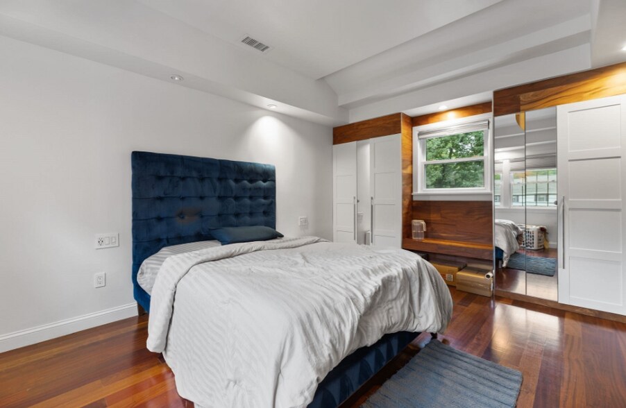 Building Photo - 4 Hadley Rd