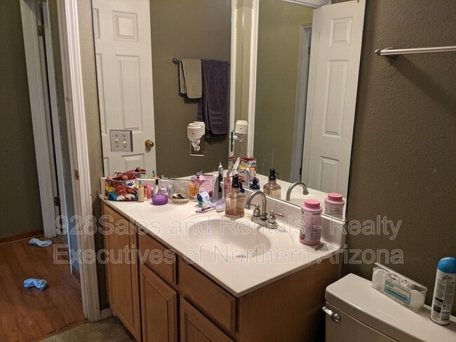 Building Photo - 1538 W University Heights Dr S