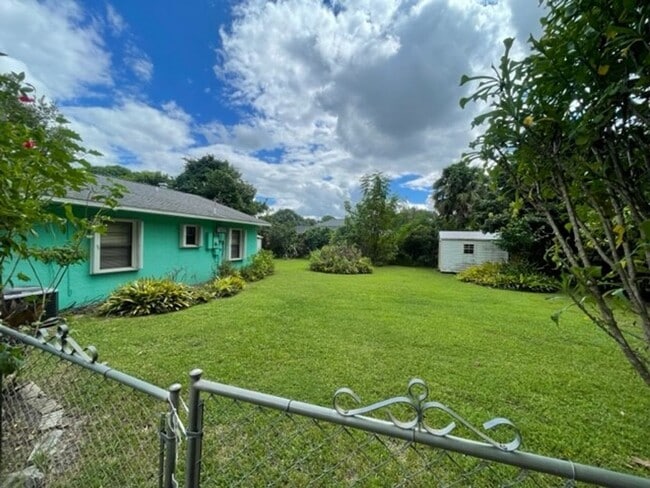 Building Photo - 356 Pipit St NE