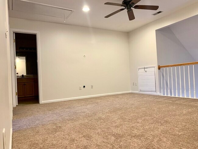 Building Photo - BEAUTIFUL 3 BED/2.5 BATH CONDO, SPACIOUS &...