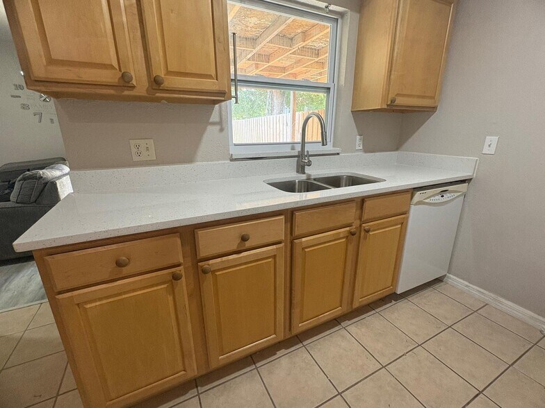 Building Photo - 877 Park Manor Dr