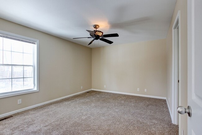 Building Photo - Cozy 3 bd 2 bath in the heart of Clarksville.  Fresh paint and Flooring!