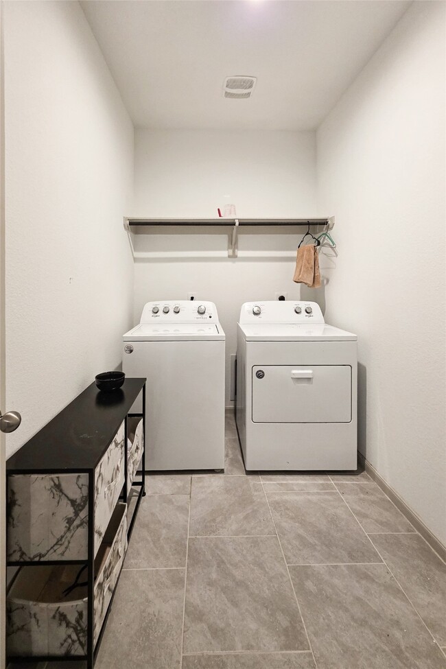 Building Photo - 3542 Park Vista Dr