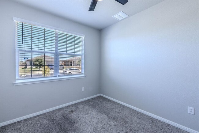 Building Photo - 225 Baum Dr