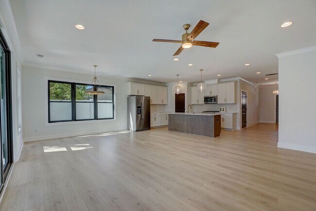 Building Photo - 1112 Pender St