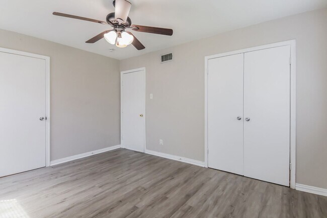 Building Photo - 3 BR/2BA | Updated Single Family Home |  Large backyard