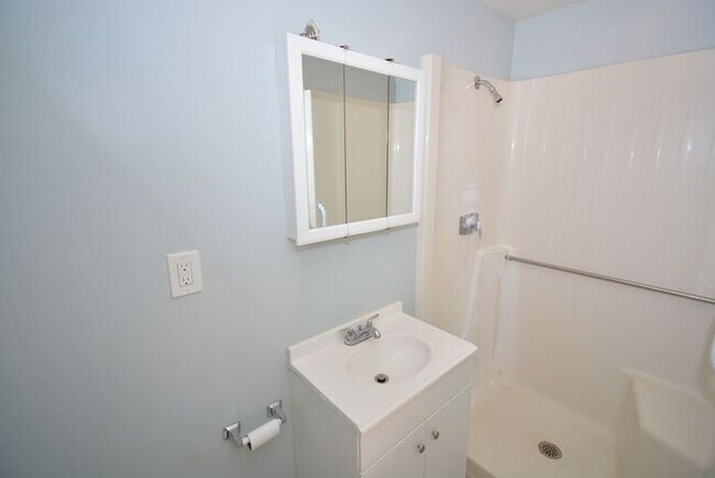 Building Photo - 4 Bedroom Home For Rent in Euclid Ohio